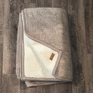 Koolaburra Sherpa Fleece Blanket - Cream and Tan - 50 inches x 70 inches